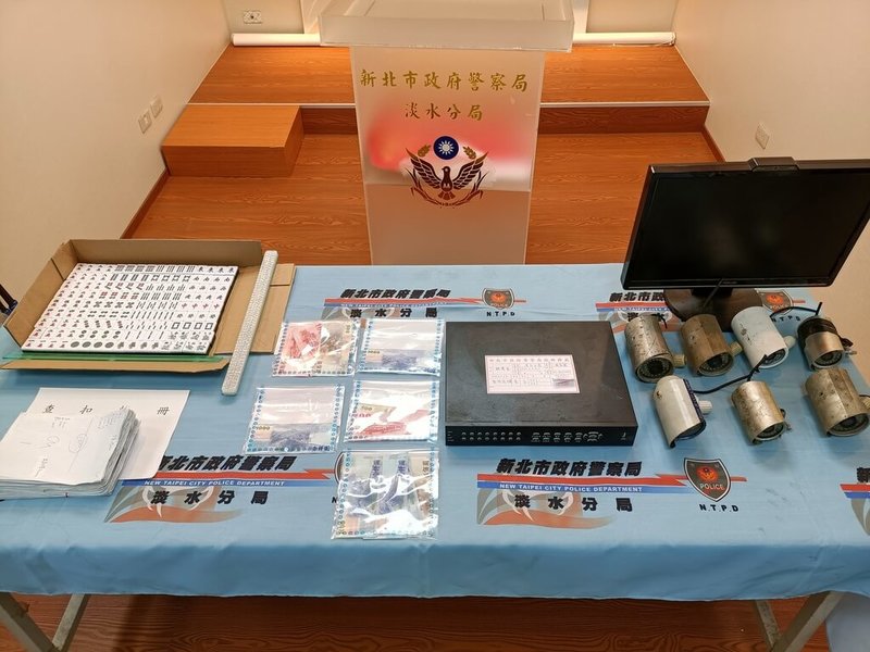 新北市政府警察局淡水分局獲報,中山路的傳統市場內一處民宅疑藏有職業賭場,警方經蒐證後21日前往搜索,當場查獲身兼賭客的38歲王姓負責人等8人,並查扣賭具麻將、賭資新台幣7000元、帳冊等證物。(警方提供)中央社記者沈佩瑤傳真 111年1月22日