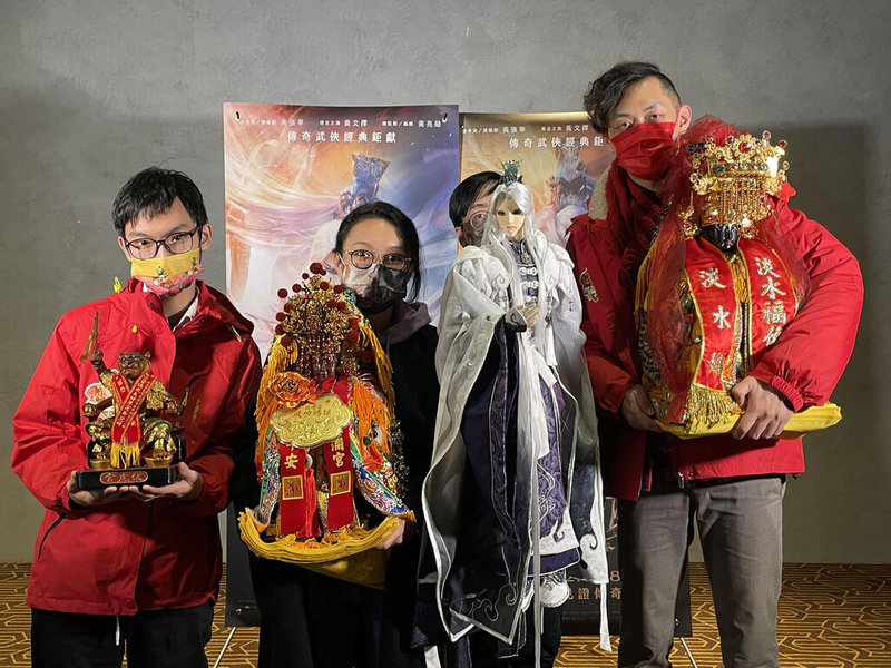 布袋戲電影「素還真」將於農曆春節上映,21日晚間邀請大甲鎮瀾宮台北分靈揚善媽祖、淡水福佑宮媽祖及石碇虎爺公廟的五虎將軍,共3尊神明搶先觀影,祈求COVID-19疫情能早日緩解。(甲上提供)中央社記者王心妤傳真 111年1月22日