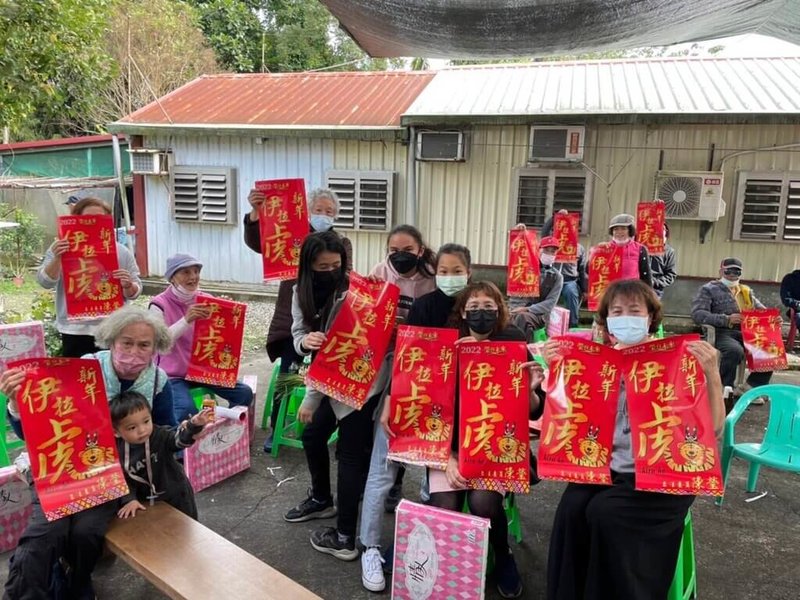 民進黨立委陳瑩自創原民版春聯,將原住民歡呼口號「伊拉呼」改為「伊拉虎」虎年賀詞,廣受族人喜愛。(陳瑩提供)中央社記者盧太城台東傳真 111年1月22日