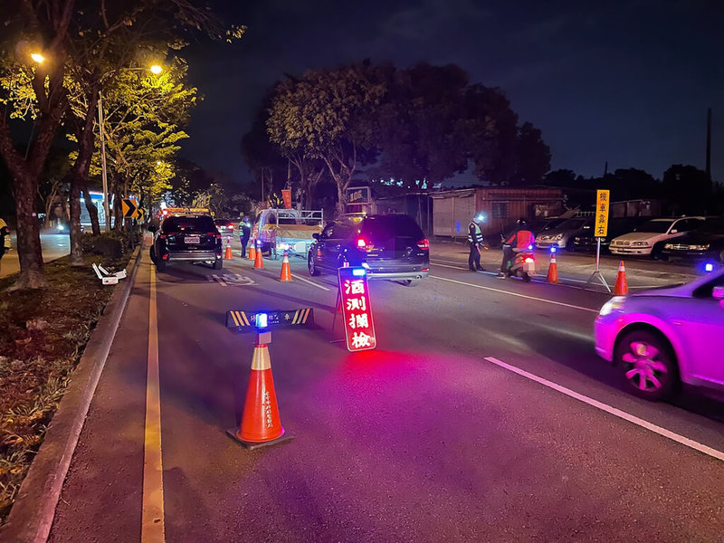 台中市警局22日指出,即日起至2月28日止規劃加強稽查取締青少年無照駕駛專案勤務,由各分局依轄區特性,分析易有青少年無照駕駛路段及時段,如高中職校園周邊道路及青少年易聚集場所周邊等,針對疑無照駕駛汽、機車加強攔查。(警方提供)中央社記者郝雪卿傳真 111年1月22日