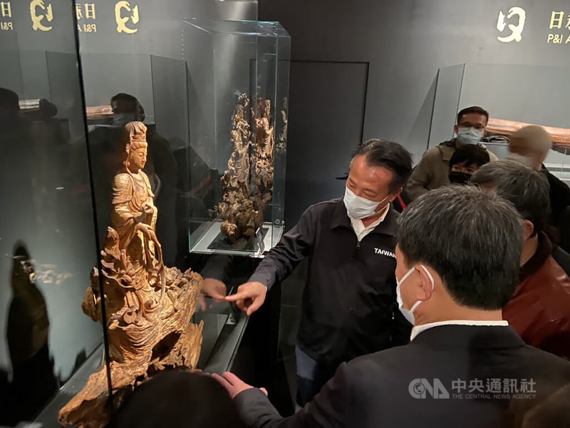 嘉義縣表演藝術中心即日起至農曆春節連假推出「千年一遇人間至寶:奇南香暨沉香珍寶展」,嘉義縣長翁章梁(中)等人仔細端詳珍貴展品。中央社記者蔡智明攝 111年1月22日