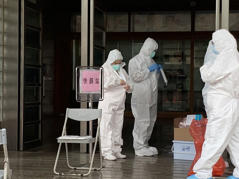 高雄科技大學22日表示,21日深夜接獲通知有學生染疫,依市府衛生局要求,調查確診學生2週內接觸對象,共匡列師生200多人,22日下午2時起在旗津校區進行匡列人員快篩和PCR採檢。(高雄科技大學提供)中央社記者曾以寧傳真 111年1月22日