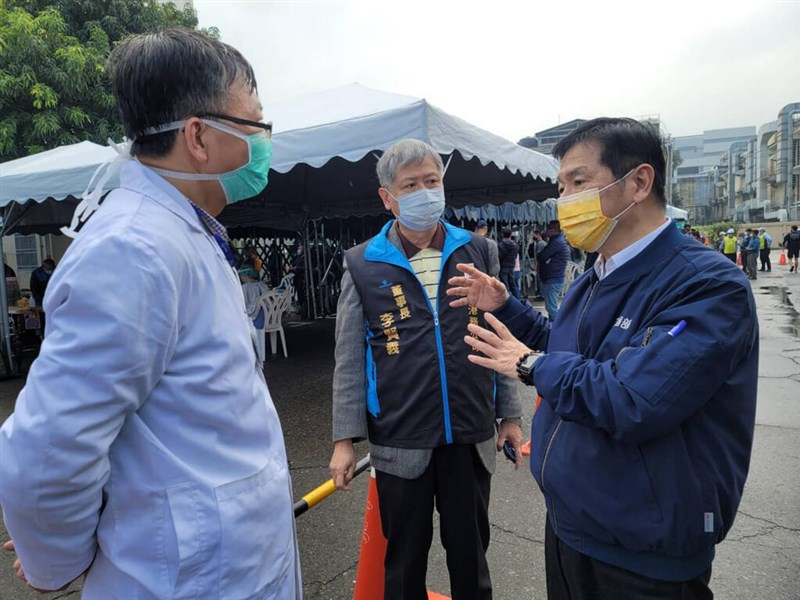 台灣港務公司22日在中島商港區34號碼頭成立緊急應變中心,交通部常務次長祁文中(右)、台灣港務公司董事長李賢義(中)就疫情防堵交換看法。(港務公司提供)中央社記者曾以寧傳真 111年1月22日