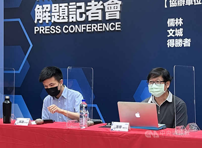 111年學測國語文寫作能力測驗共有兩大題,台北市補教協會解題團隊22日晚間分析指出,題目不難發揮,但要注意扣題。中央社記者陳至中攝 111年1月22日
