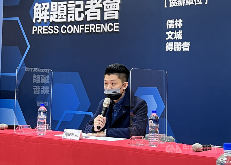 111學年度學科能力測驗22日進行第2天試程,補教業國文教師陳良吉下午出席記者會分析國綜試題,認為本屆題目「中間偏易」,但因加入新的混合題,恐讓中後段學生作答困難。中央社記者陳至中攝 111年1月22日