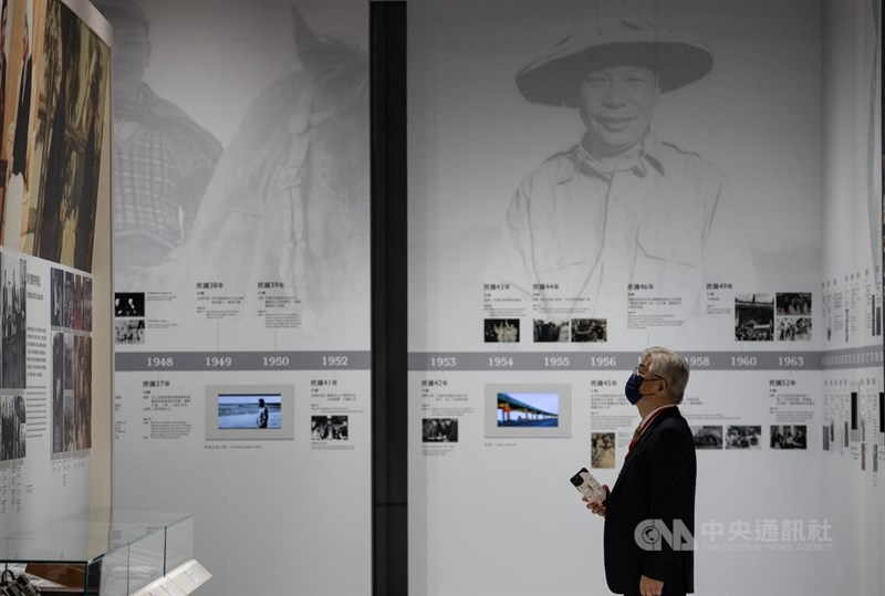 經國七海文化園區22日正式開幕,首座總統紀念圖書館「蔣經國總統圖書館」也同時亮相,透過影音史料、文獻和文物,呈現前總統蔣經國的生平和重要事蹟。中央社記者謝佳璋攝 111年1月22日