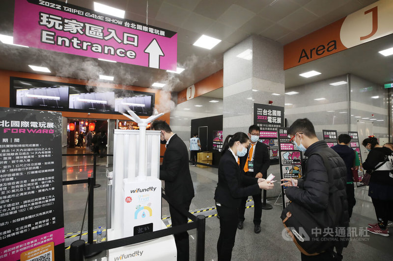 2022台北國際電玩展22日如期登場,入口處設有噴霧型消毒機器人,落實防疫措施,打造安全環境。中央社記者張新偉攝 111年1月22日