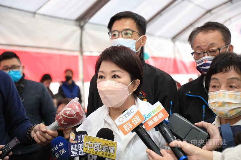 由於COVID-19疫情升溫,本土確診個案暴增,台中市長盧秀燕(前左)22日受訪表示,部分縣市疫情較嚴重,醫療量能可能不夠,中央可能會與台中協調,將患者或檢疫者送到台中,若有這種情形,台中一定義不容辭、大力協助。中央社記者郝雪卿攝 111年1月22日