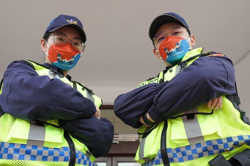 新竹市警察局推出限量「反詐騙」口罩,民眾只要上臉書粉專「新竹市警察局」完成相關任務,就有機會免費獲得。(新竹市警察局提供)中央社記者魯鋼駿傳真 111年1月22日