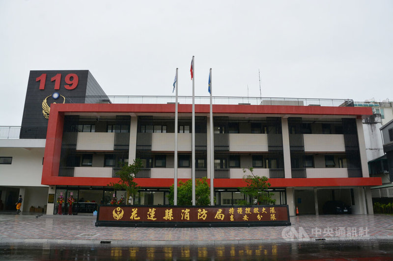 花蓮縣消防特種搜救隊暨吉安分隊22日正式啟用,整棟大樓為地上4樓建築,設有高低訓練塔共構,供特搜人員平時訓練使用。中央社記者張祈攝 111年1月22日