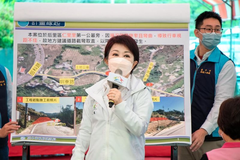 台中市政府22日舉辦后里區圳寮路第一公墓前道路截彎取直工程完工祈福典禮,市長盧秀燕(中)表示,終於完成地方鄉親10多年心願,今後東勢往來卓蘭的道路更安全。(台中市政府提供)中央社記者郝雪卿傳真 111年1月22日