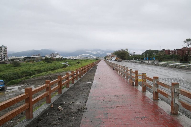 台東市太平溪左岸堤防路堤步道全長約8.9公里,目前僅剩馬偕路堤步道436公尺尚在施工中,待馬偕路堤步道完工,全線開通後,就能提供完整的步道空間。(台東縣政府提供)中央社記者盧太城台東傳真 111年1月22日