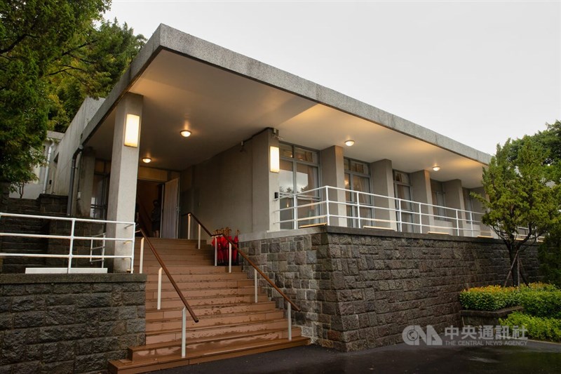 經國七海文化園區22日正式開幕,並開放直轄市定古蹟「七海寓所」對外參觀,讓民眾可以一窺前總統蔣經國的家庭生活和史實文物。中央社記者謝佳璋攝 111年1月22日