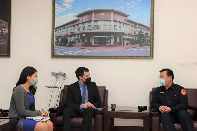 英國在台辦事處英僑服務處長何永海(Mr. Gareth Howell)(中)20日拜會屏東縣警察局長劉印宮(右),關心居留屏東的英僑生活狀況。(屏東縣警局提供)中央社記者郭芷瑄傳真 111年1月22日