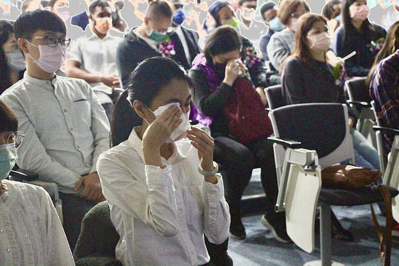 義守大學醫學院21日舉行大體老師啟用暨感恩追思儀式,學生與家屬一起透過影片追憶大體老師生平、感念他們的大愛,會中不少學生感動拭淚。(義守大學提供)中央社記者曾以寧傳真 111年1月22日