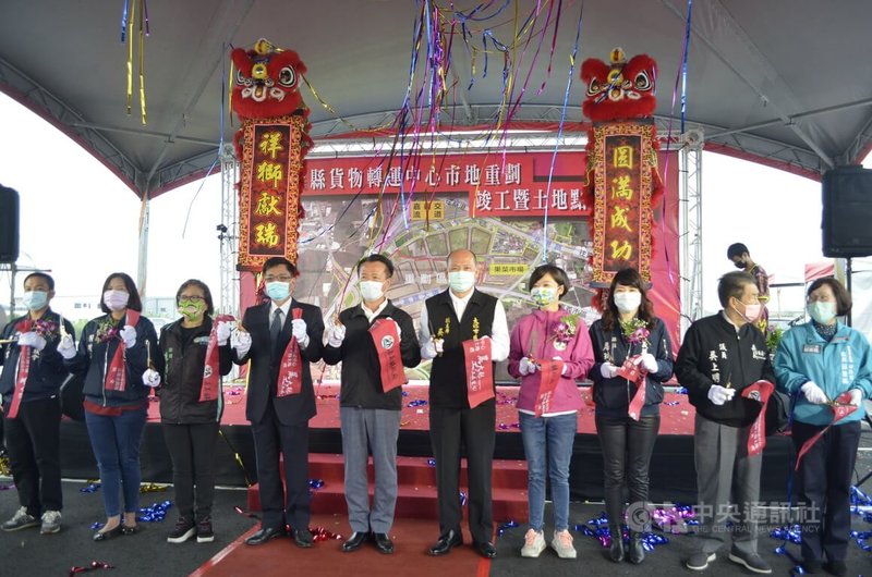嘉義縣貨物轉運中心歷經2年興建近期完工,22日舉行竣工暨土地點交典禮,嘉義縣長翁章梁(左5)等人出席。中央社記者蔡智明攝 111年1月22日