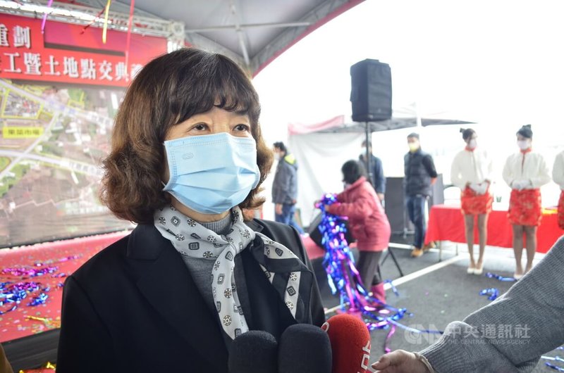 嘉義縣貨物轉運中心近期完工,中華郵政公司嘉義郵局局長陳麗美22日表示,中華郵政著眼此處交通更利、地理位置優越,率先在此購置1800坪土地,將興建郵務轉運、倉儲中心,預計民國115年完工,提供就業機會,協助嘉義農特產轉運,促進地區繁榮發展。中央社記者蔡智明攝 111年1月22日