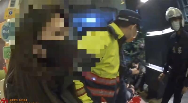 高雄吳姓女子(左)因懷疑黃姓男友出軌,21日晚間在旅店內談判時發生爭執拉扯,吳女拿出水果刀劃傷黃男頸部,警詢後,吳女被依殺人未遂罪嫌移送高雄地檢署偵辦。(高市苓雅警分局提供)中央社記者洪學廣傳真 111年1月22日