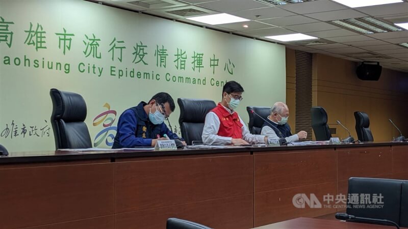 高雄市一名確診個案日前到台南喝喜酒卻隱匿足跡,對此高雄市長陳其邁(中)22日表示,依傳染病防治法開罰6萬以上,30萬以下罰鍰。中央社記者曾以寧攝 111年1月22日