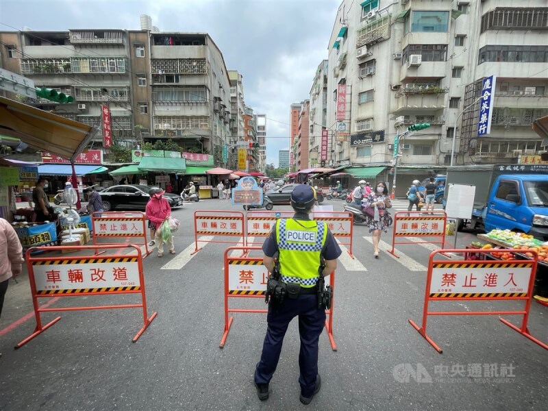 陳時中22日表示,目前疫情仍可追蹤感染源,但若出現廣泛、多點社區群聚疫情,將不得不升三級警戒。(中央社檔案照片)