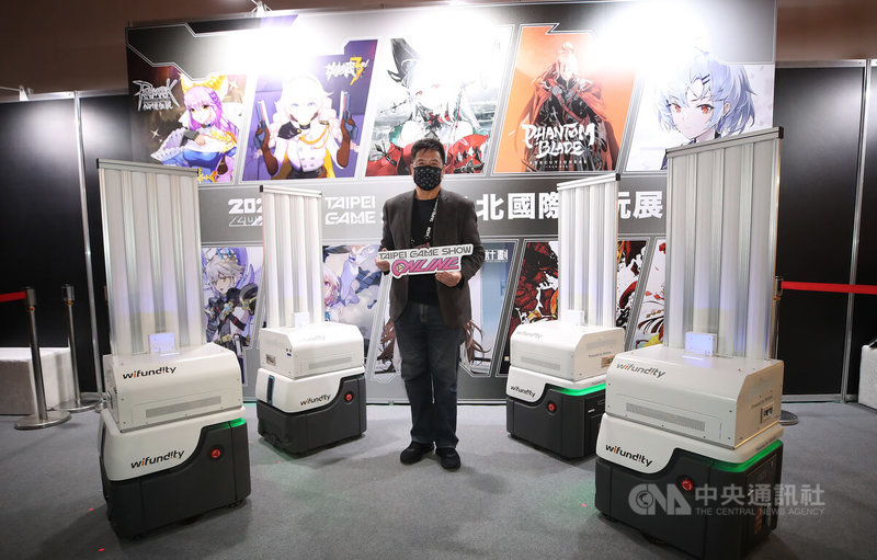 2022台北國際電玩展22日如期登場,台北市電腦公會理事長彭双浪(中)表示,每天展覽結束,夜間有醫療等級的紫外線消毒自主移動機器人進行全展區清消,提供民眾安全無虞的環境。中央社記者張新偉攝 111年1月22日