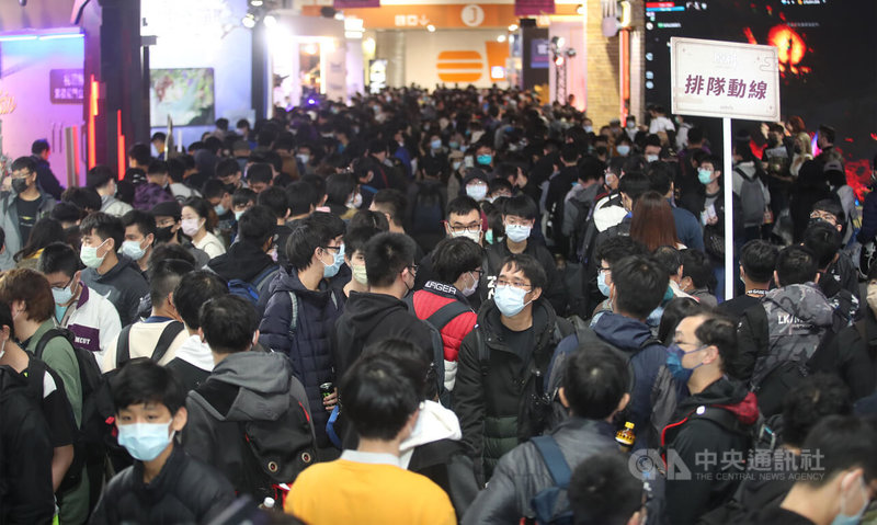 2022台北國際電玩展22日在南港展覽館登場,共有來自20個國家、185家開發商暨遊戲公司參展,吸引許多民眾前來。中央社記者張新偉攝 111年1月22日