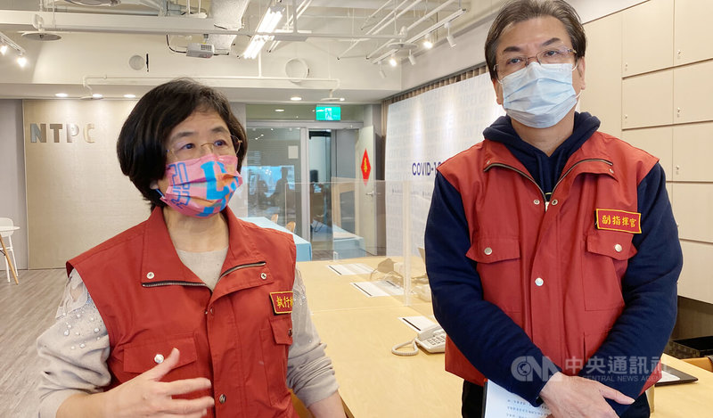 亞旭電腦中和廠支援移工至桃園廠遭隱匿,經鍥而不捨追問亞旭高層終願意吐實;新北市副市長劉和然(右)、新北市衛生局長陳潤秋(左)22日下午在市府記者室說明疫調情形。中央社記者黃旭昇新北攝 111年1月22日