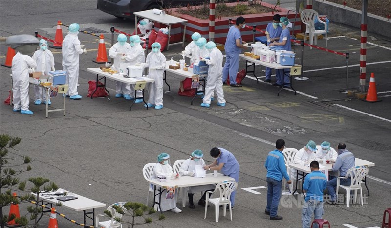 高雄市長陳其邁22日宣布,高雄市新增14人確診COVID-19,其中12例是新光輪相關群聚感染;病毒定序為盛行於菲律賓的Omicron變異株,與桃園不同。圖為高雄港34號碼頭設置快篩站。(中央社檔案照片)