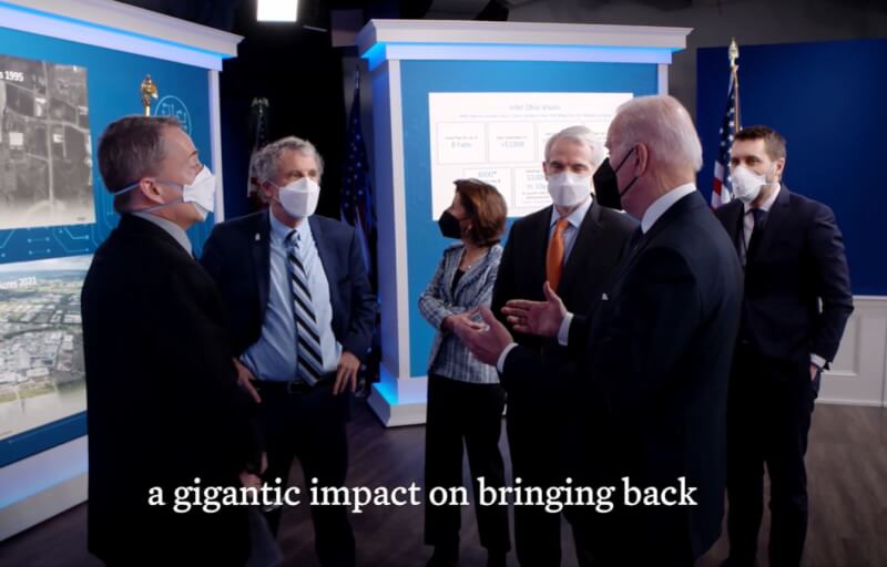 美國總統拜登（前右）21日在白宮與半導體製造大廠英特爾執行長季辛格（前左）會面。（圖取自facebook.com/POTUS）