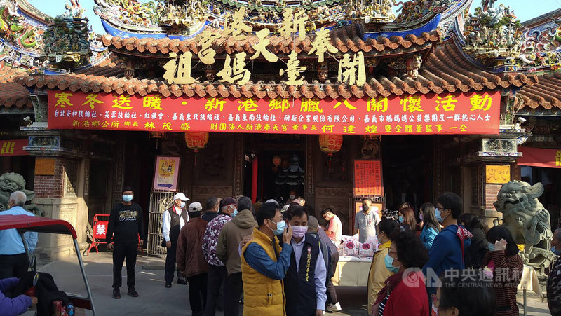 本土疫情持續延燒升溫,中央22日宣布各地宗教團體自即日起停止辦理繞境、遊行、搶頭香等集會活動;雲嘉地區知名媽祖廟獲知後,皆表示將配合防疫規定,取消過年搶頭香、發紅包等活動。圖為嘉義新港奉天宮。中央社記者蔡智明攝 111年1月22日