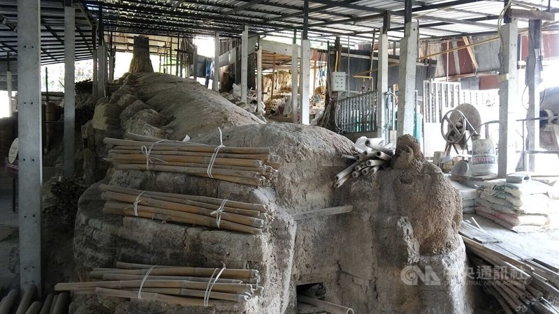 泰國北部的南邦府以出產陶瓷製品聞名,圖為塔那磨里陶瓷博物館(Dhanabadee Ceramic Museum )的龍窯,目前已經沒有在使用而是做為展示之用。中央社記者呂欣憓南邦府攝 111年1月22日