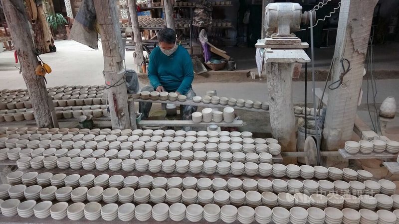 泰國北部的南邦府以出產陶瓷製品聞名,圖為塔那磨里陶瓷博物館(Dhanabadee Ceramic Museum )創辦人陳森裕的大女兒在博物館中製作陶瓷碗。中央社記者呂欣憓南邦府攝 111年1月22日