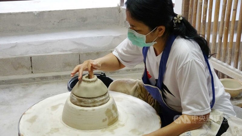 泰國北部的南邦府以出產陶瓷製品聞名,圖為塔那磨里陶瓷博物館(Dhanabadee Ceramic Museum )工作人員正在展示製作陶碗的過程。中央社記者呂欣憓南邦府攝 111年1月22日
