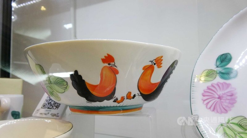 泰國北部的南邦府以出產陶瓷製品聞名,特別是由華人帶來的公雞碗文化。圖為塔那磨里陶瓷博物館(Dhanabadee Ceramic Museum )展示的公雞碗。中央社記者呂欣憓南邦府攝 111年1月22日