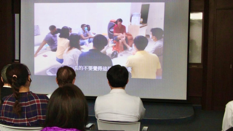 義守大學醫學院21日舉行大體老師啟用暨感恩追思儀式,學生與家屬一起透過影片追思,感謝大體老師在走過精彩生命歷程後的無私奉獻。(義守大學提供)中央社記者曾以寧傳真 111年1月22日