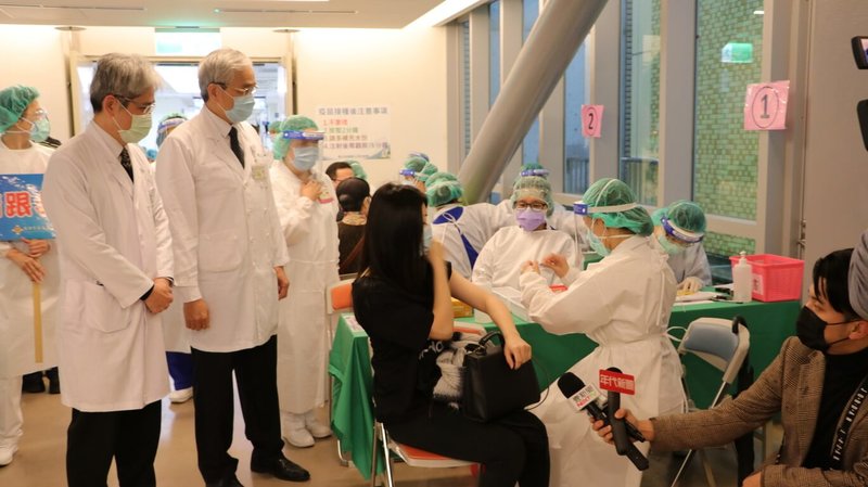 本土疫情持續升溫,台北榮總本週末加開第3劑疫苗門診,院長陳威明(前左2)與副院長侯明志(前左)22日上午視察接種現場。(台北榮總提供)中央社記者江慧珺傳真 111年1月22日