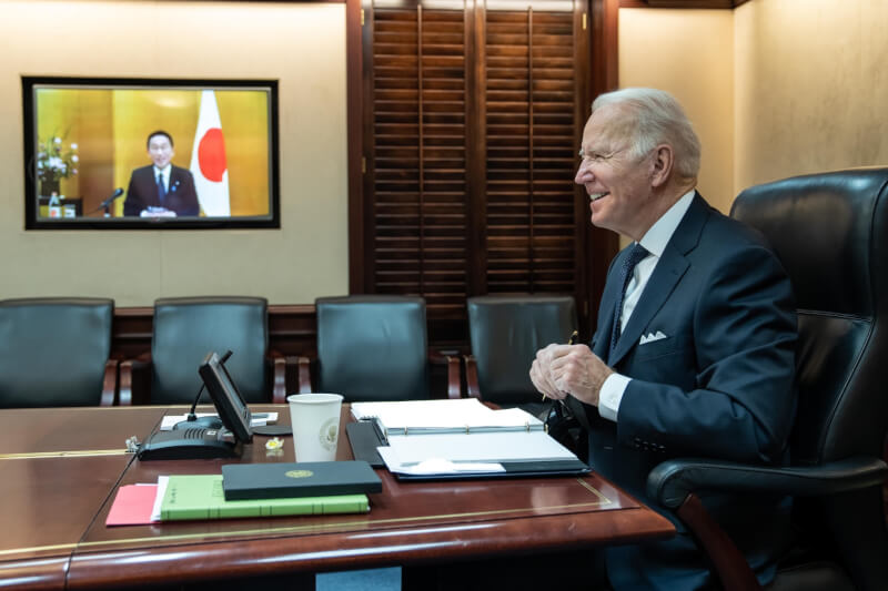 美國總統拜登(右)與日本首相岸田文雄21日晚間視訊會談,兩人強調台灣海峽和平穩定的重要性,並同意成立部長級的經濟版「2加2會談」。(圖取自facebook.com/POTUS)