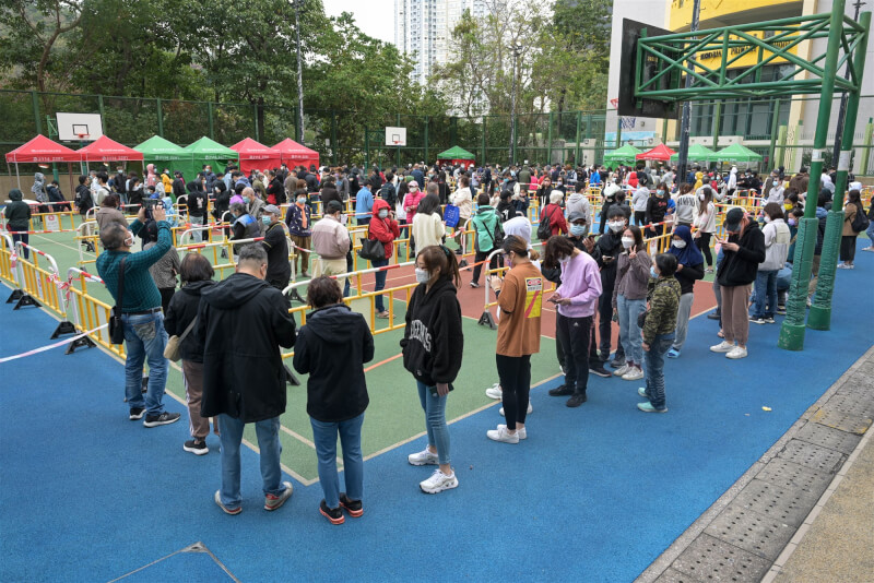香港第五波疫情大爆發,22日新增COVID-19本土病例突破百位數,主因是新界的葵涌邨出現嚴重的社區傳播。圖為逸葵樓居民21日排隊進行採檢。(中新社)
