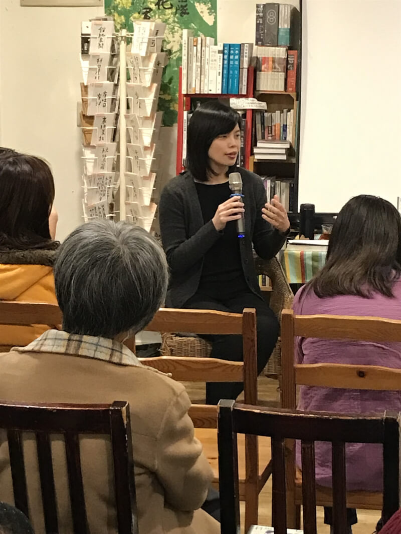 科幻小說作家林新惠(中)說,《科學愛人》每一章的開頭都是「現實是什麼」。(新經典文化提供)