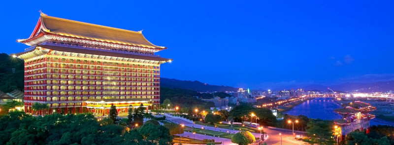 指揮中心22日晚間證實,圓山飯店1名廚師確診。(圖取自facebook.com/GRAND.60)
