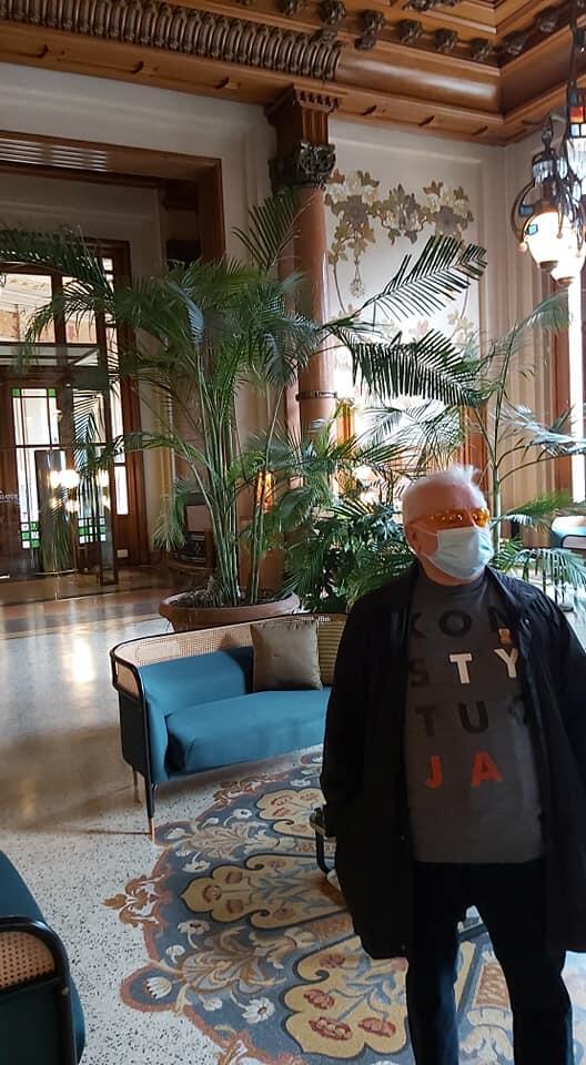 華勒沙說,染疫像是有人把他的肌肉從骨頭上撕下來,有了這次教訓「再也不和口罩分離」。(圖取自facebook.com/lechwalesa)