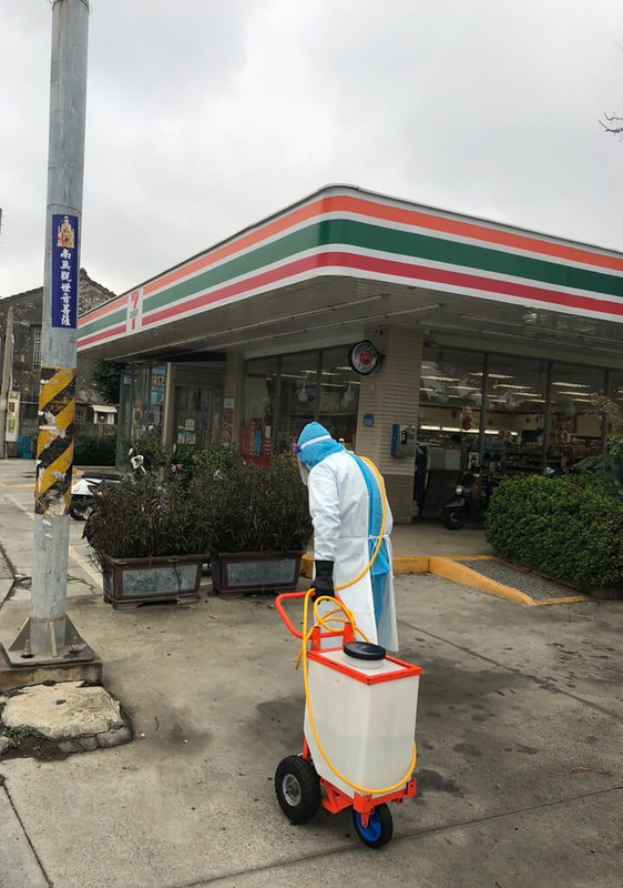 彰化縣政府22日接獲台北市政府通知,14日曾有確診者在芳苑鄉一家便利超商停留,縣府派員前往加強環境消毒作業,超商業者也配合停業1天。(彰化縣政府提供)中央社記者吳哲豪傳真 111年1月22日