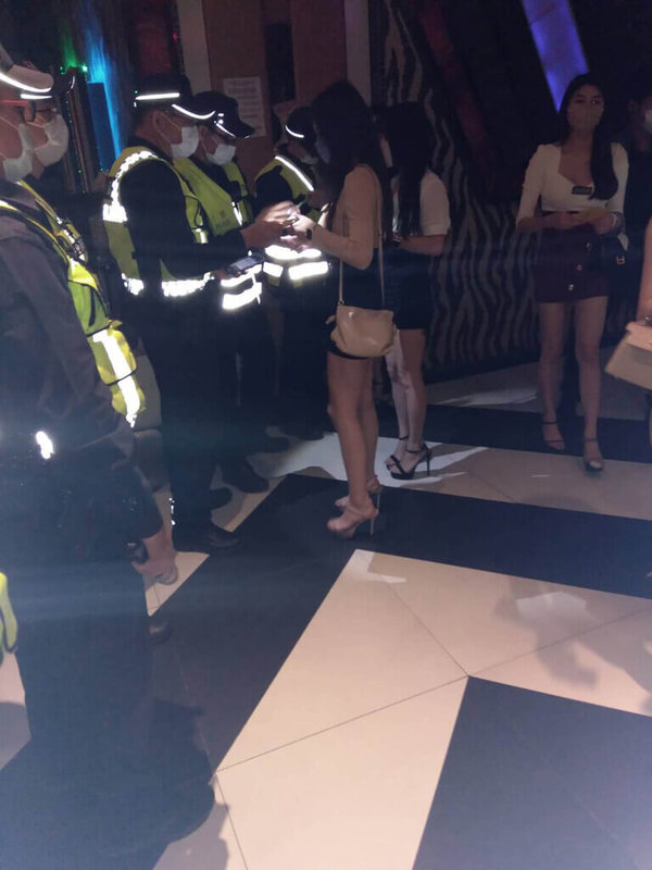 台南市警局第4分局21日晚上出擊稽查安平區八大行業,查獲4名女性從業人員及9名消費者未施打第2劑疫苗,各依傳染病防治法裁罰新台幣3000元。(台南市警局提供)中央社記者張榮祥台南傳真 111年1月22日
