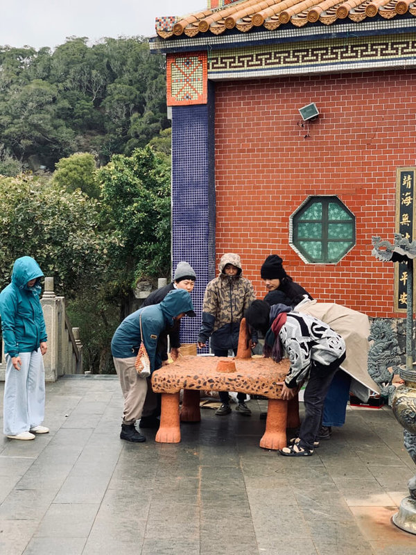 用東莒的土說東莒故事,陶藝團隊為馬祖東莒製作國際藝術島參展作品。大浦Plus團隊指出,作品集結台灣、馬祖各方人力共創,不僅有台灣各地志工來到東莒一起工作,也因地方居民提供地方故事與資源,才讓作品順利完成。(梁譯提供)中央社記者邱筠馬祖傳真 111年1月22日