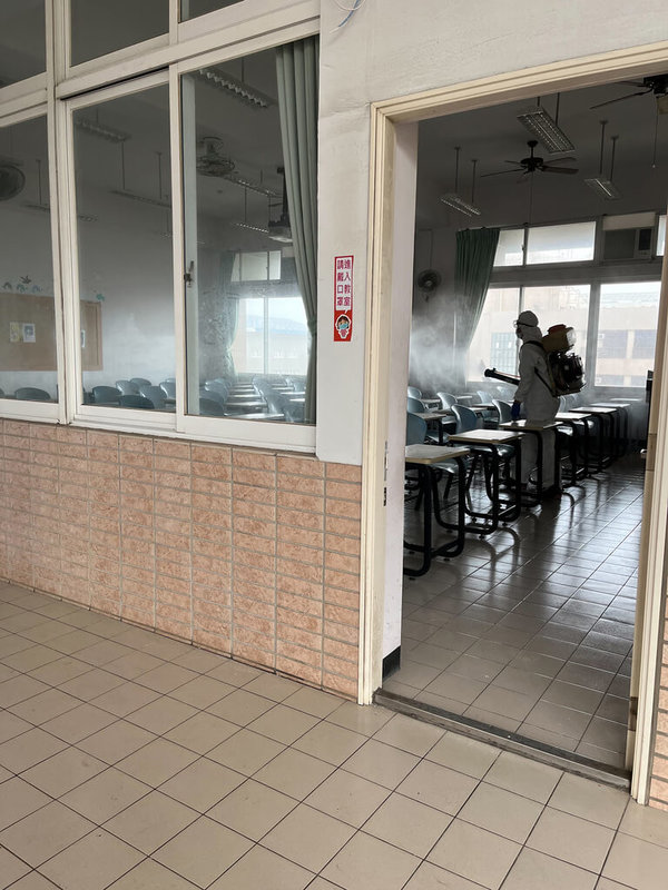 高雄市22日新增一名高科大旗津校區學生確診,高雄科技大學獲報後,除匡列200多人返校篩檢,也針對旗津校區環境全面加強清消。(高雄科技大學提供)中央社記者曾以寧傳真 111年1月22日