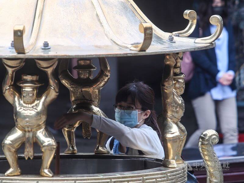 內政部長徐國勇宣布,22日起宗教團體停止辦理遶境、搶頭香等集會活動,也不得提供籤筒、供盤供民眾使用。(中央社檔案照片)
