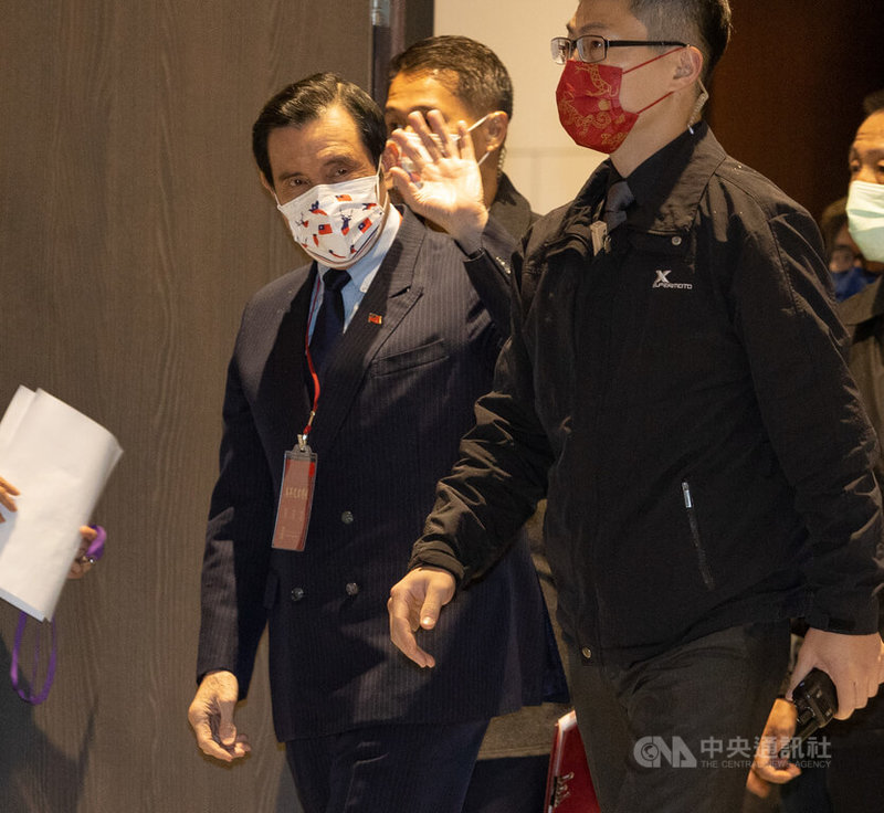 經國七海文化園區暨蔣經國總統圖書館22日舉行開幕典禮,前總統馬英九(左)出席,入場前向現場媒體揮手致意。中央社記者謝佳璋攝 111年1月22日