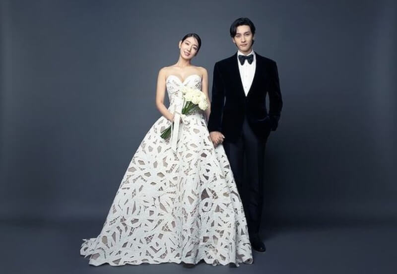 韓國演員朴信惠(左起)與崔泰俊22日舉行婚禮,透過經紀公司公開婚紗照分享喜悅。(圖取自instagram.com/salt_ent)