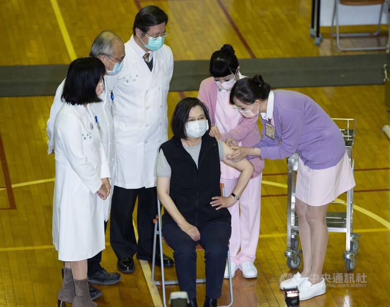 總統蔡英文(前中)22日針對本土疫情升溫呼籲民眾不要恐慌;應盡快接種疫苗。(中央社檔案照片)