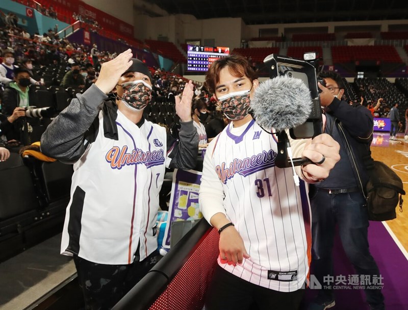 台灣職籃聯盟P. LEAGUE+新竹街口攻城獅隊與中職統一獅隊合作主題日「雙獅好友日」,統一獅球星林岱安(前右)應邀擔任「一日小編」,賽前開直播與線上球迷互動。中央社記者張新偉攝 111年1月23日